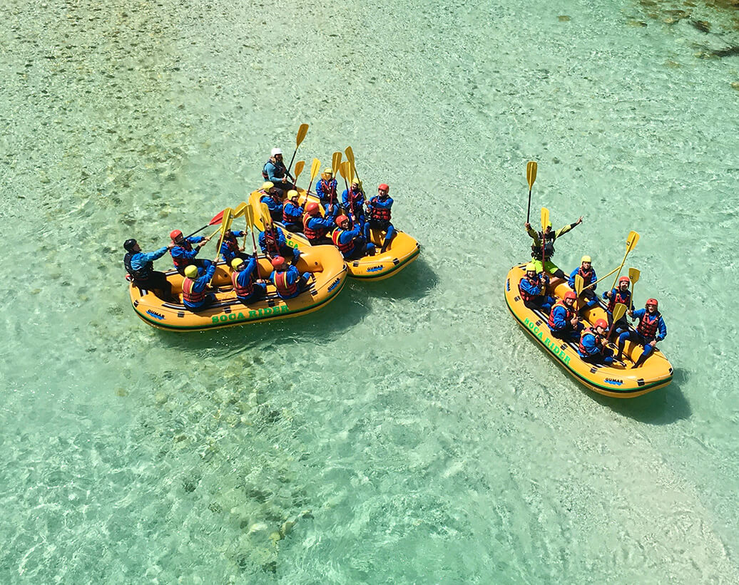 Egész napos rafting Bovec mellett | Vadvízi evezés Soča folyón a Rafting Szlovénia csapatával