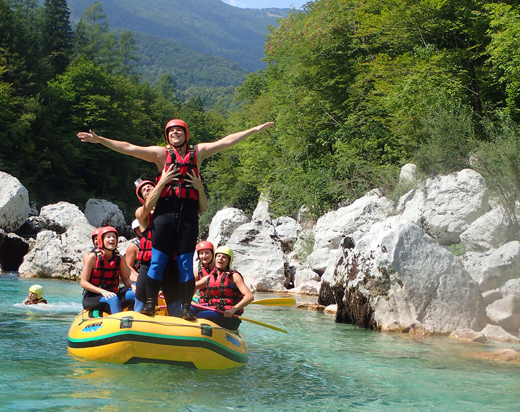 Vadvízi legénybúcsú és lánybúcsú rafting parti, Bovec, Soča folyó, Szlovénia