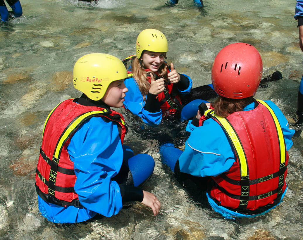 Vadvízi osztalykirándulás, iskolás rafting Bovec, Szlovénia