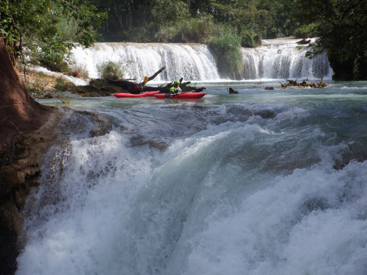Vadvizi kajakozás az Agua Azul vízeséseken