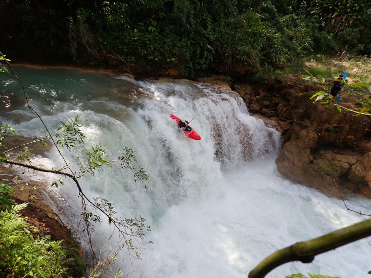 Vadvizi kajakozás Mexikóban, aa Agua Azul vízeséseken