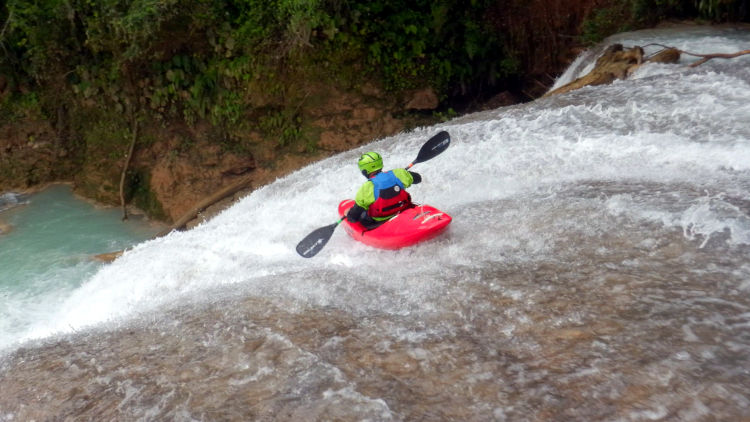Kitshi kajakozok az Agua Azul első nagy vízesésén, Mexikó