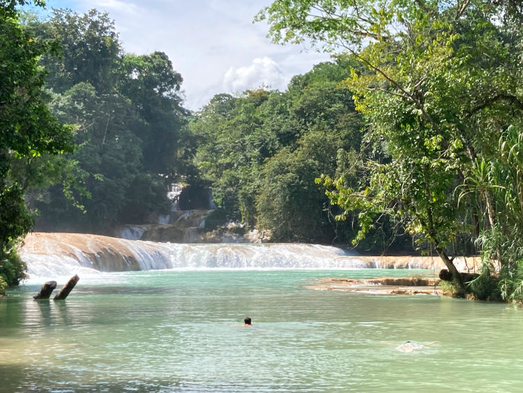 Az Agua Azul fürdőhely a vadvizi kajakos beszállóhely