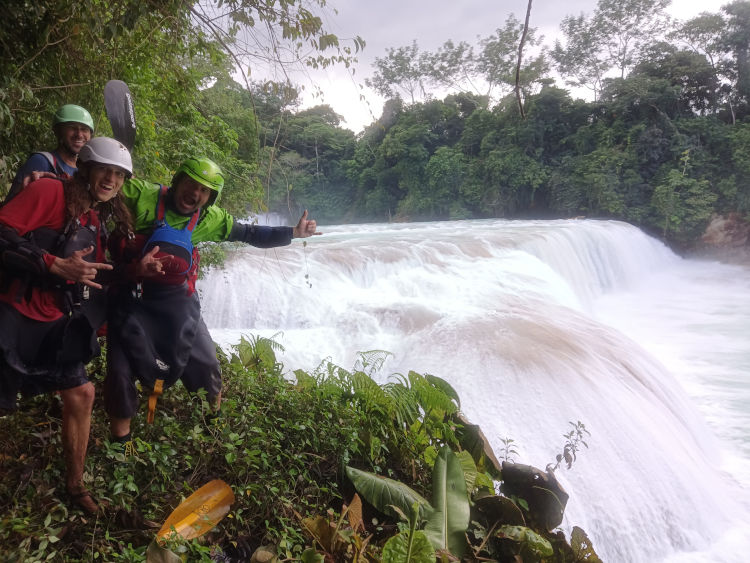 Boldog vadvízi kajakos csapat, Rio Agua Azul, Mexikó