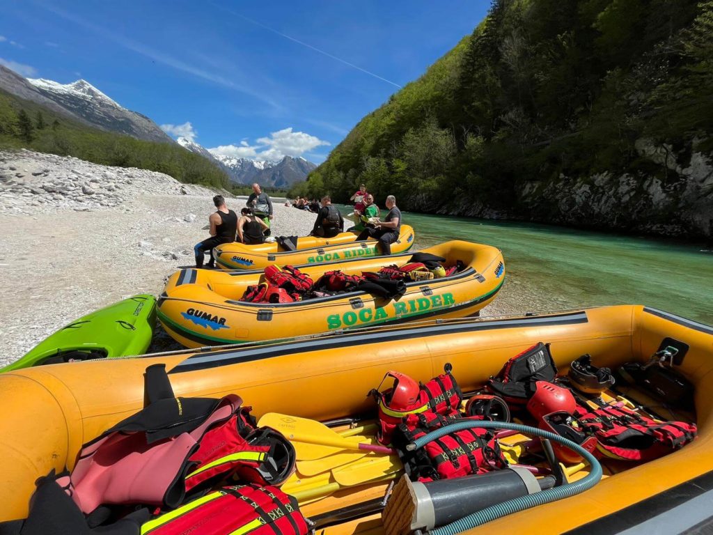 Rafting hétvége tavasszal Bovecben, folyóparti pihenő félútonon.